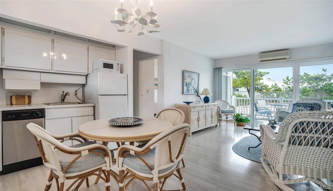 The beach is your backyard !