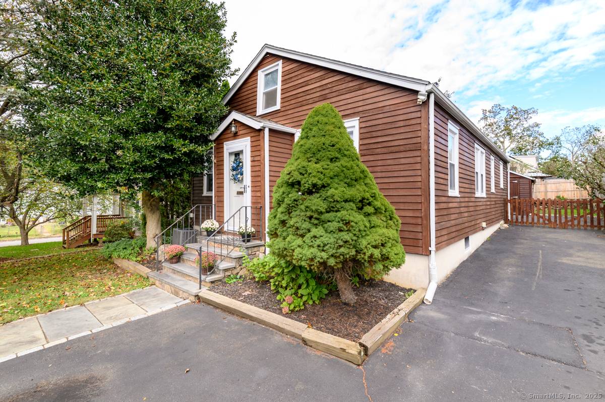 Welcome to the quaint, Broad River area of Norwalk.