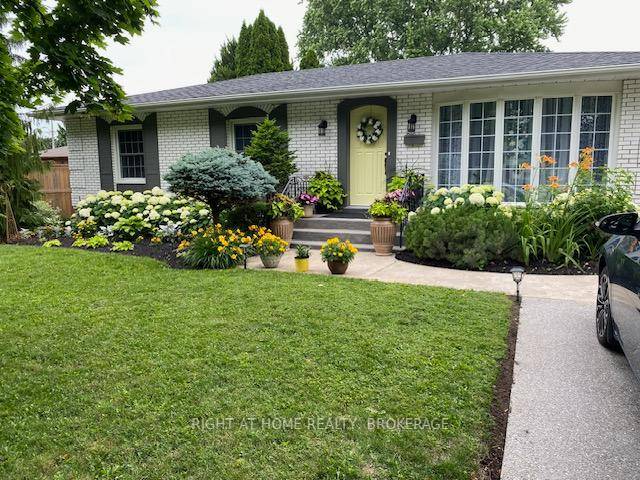 OPEN HOUSE SUNDAY JULY 6TH Welcome to 98 Windward where everything has been done for you.