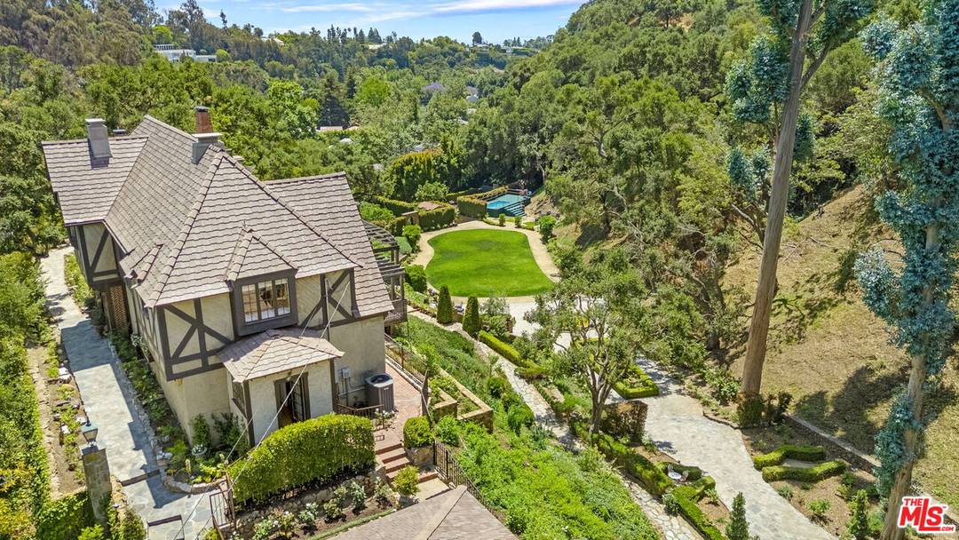 1957  MANDEVILLE CANYON RD 4BR Brentwood La