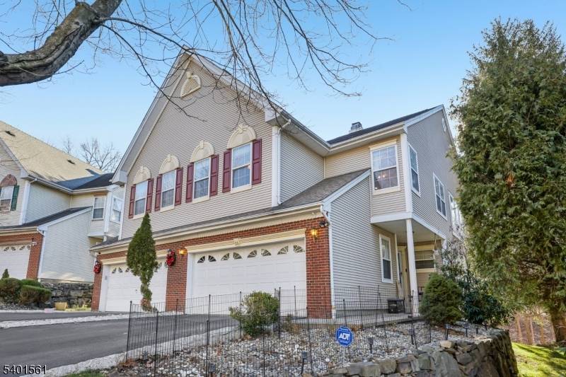 Updated townhome with stunning cathedral ceilings and walk out basement, located in the desirable Stonebridge Community Welcome Home !