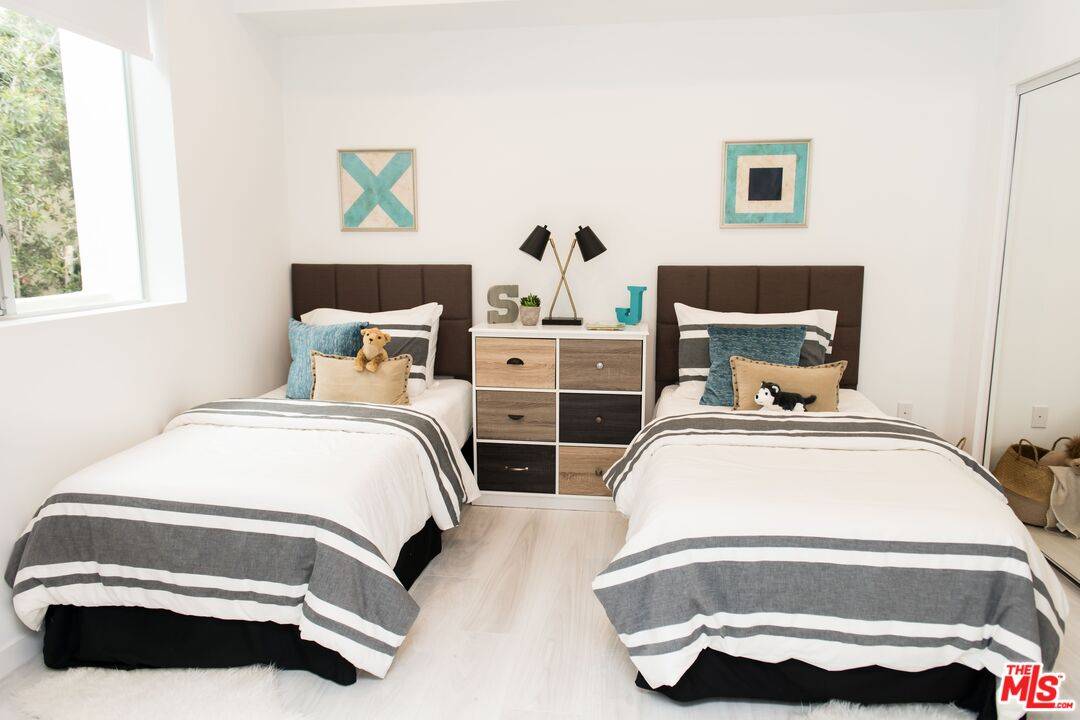 625 S BARRINGTON AVE 3BR Brentwood La
