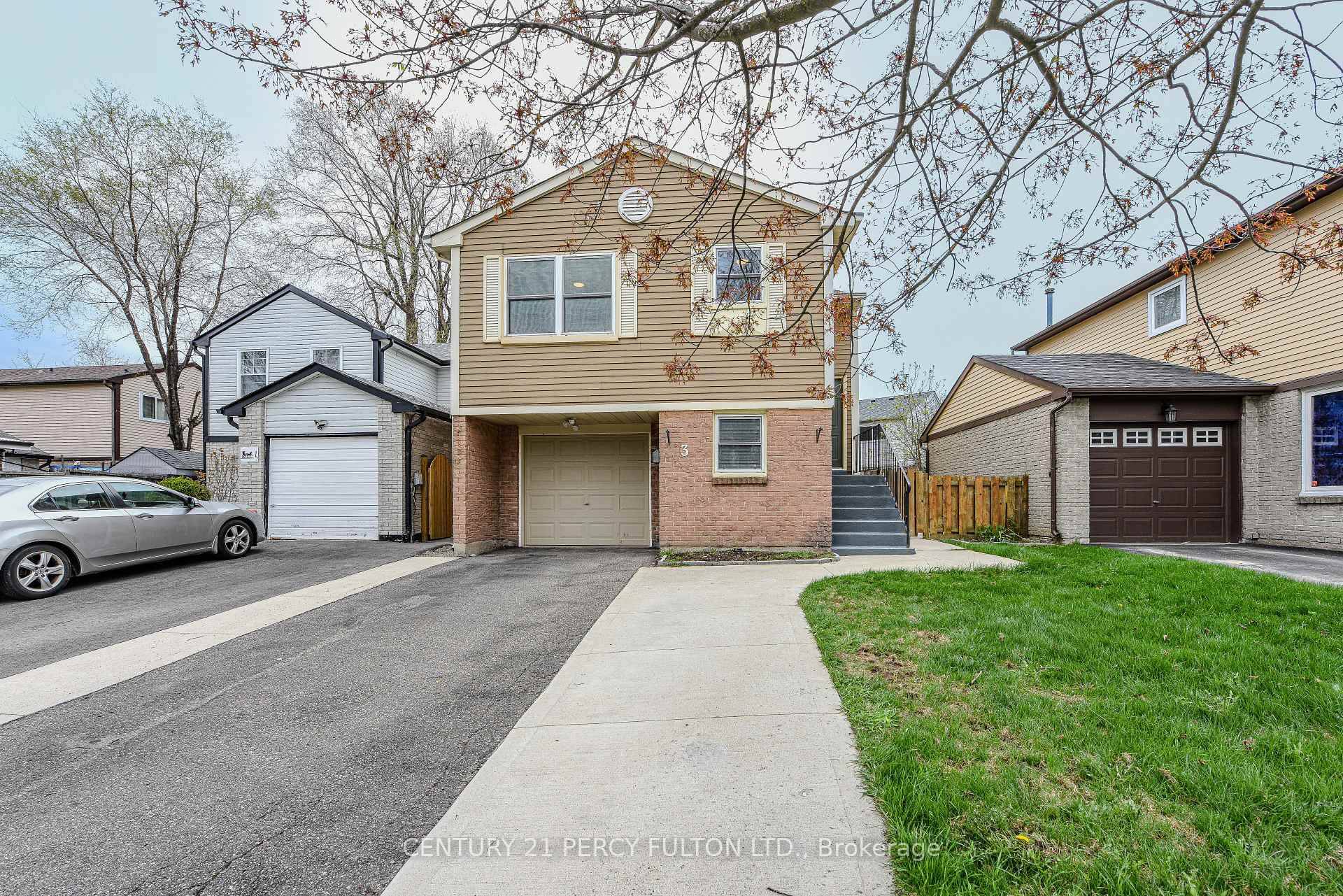 Welcome To 3 Mayfair Cres.