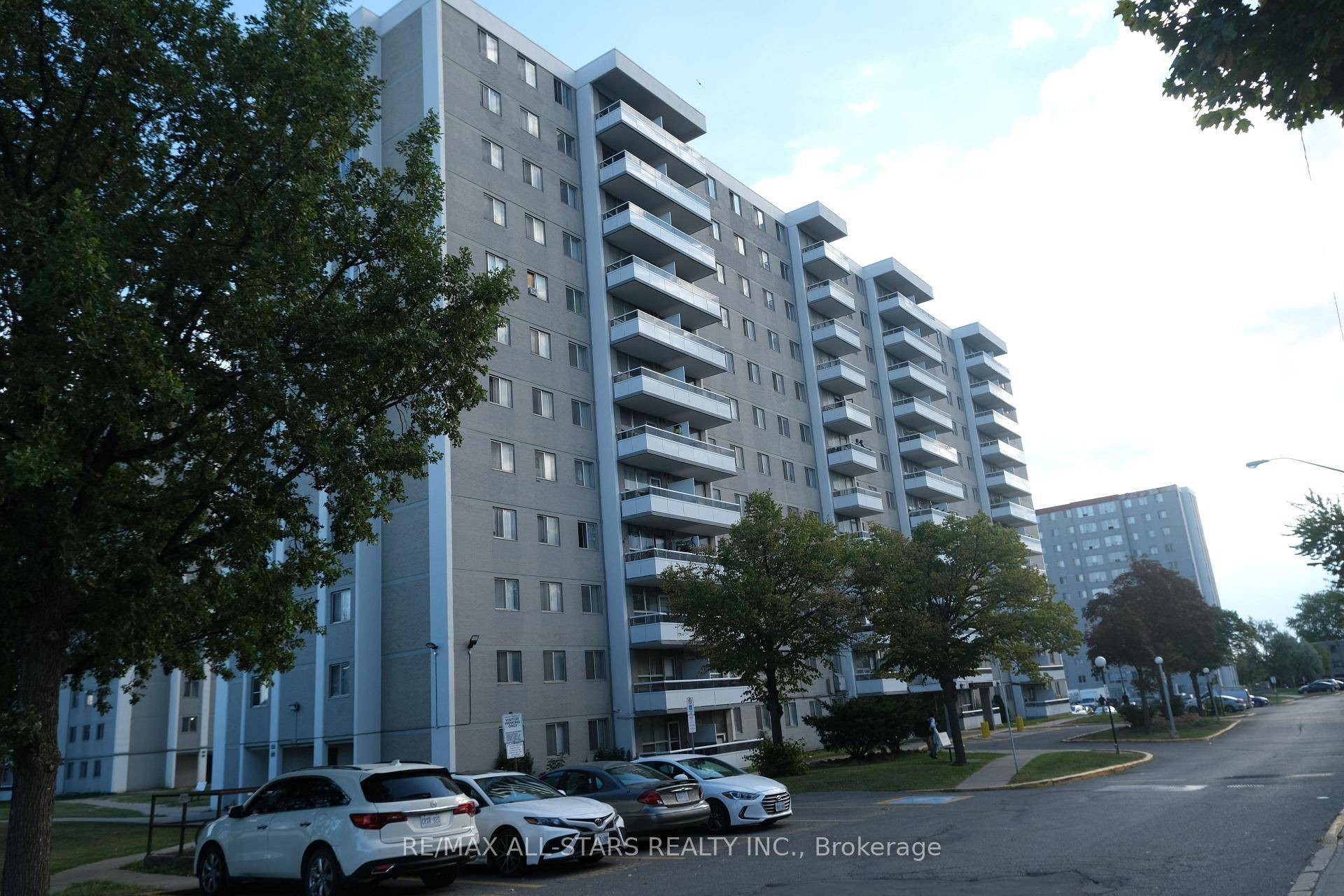 Great Location No Need for Elevators Straight ground floor access direct to unit Ideal for pet owners Large 4 Bedroom 2 Washrooms Laundry Ensuite Minutes to Yorkdale Shopping Centre Hi ...