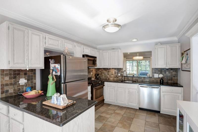 Beautifully updated 3 level unit in gated Eagle Ridge community !