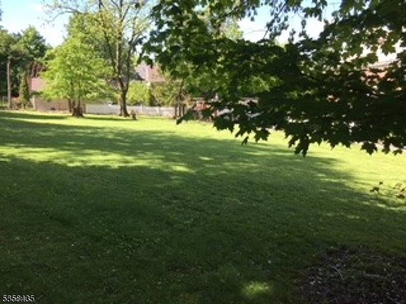 Big vacant lot with the size of 100 x173.