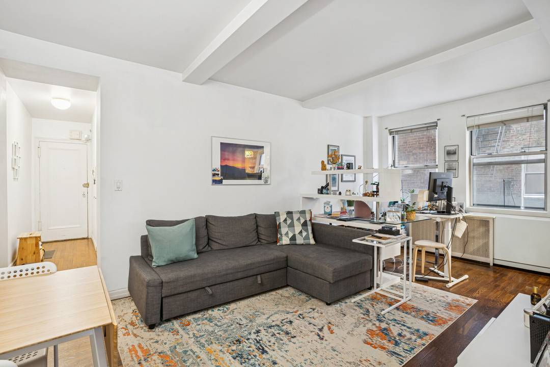 Incredible Investment opportunity with tenant in place until FEB 2027 !