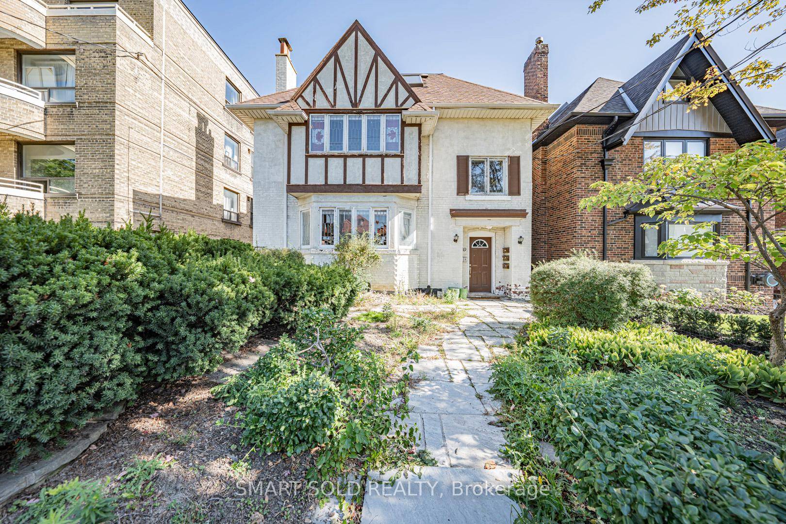 Location, Location, Location, Very Good And Rare Location for this beautiful 4412 sqft House.