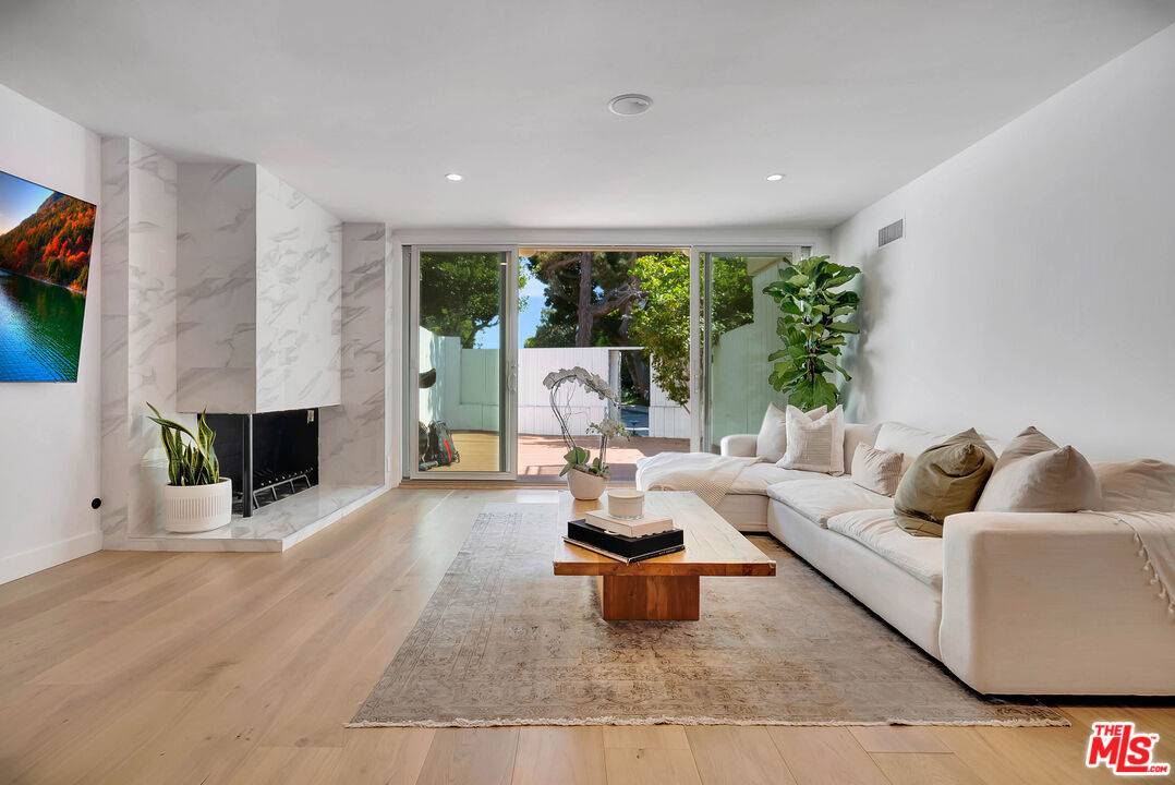 255  S Barrington Ave 2BR Brentwood La