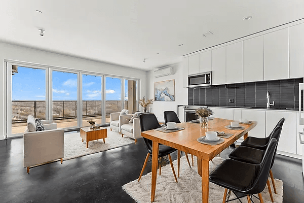 Stunning 2 Bedroom Apartment at 271 Lenox Road With City Views !