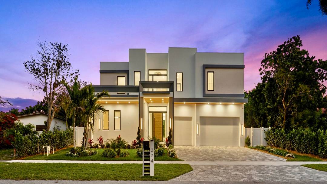 Welcome to Casa del Sole, an exceptional modern estate crafted by Yacov Development, where superior construction meets elevated design in the heart of Boca Villas.