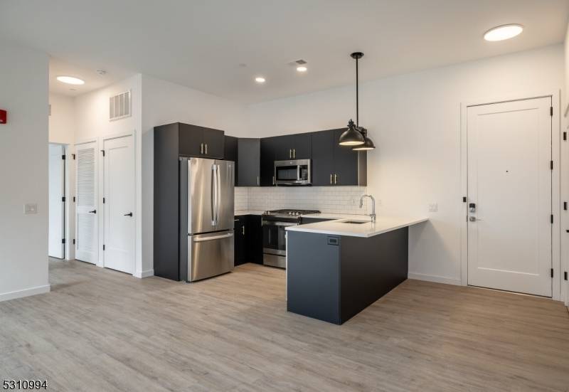 NOW OFFERiNG 1 MONTH FREE ON 13 MONTH LEASE AND A 500 SECURITY DEPOSIT !