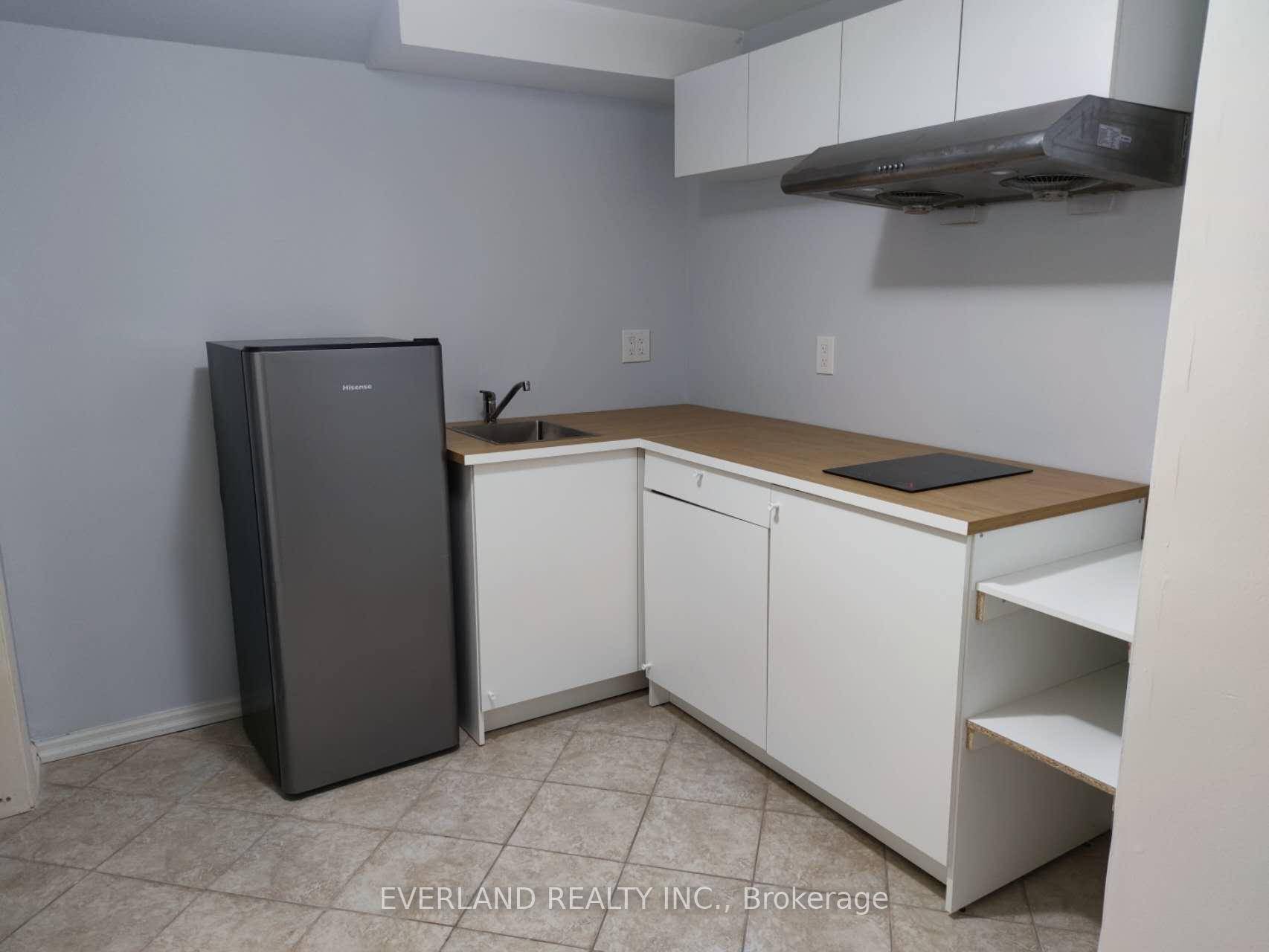 Discover your ideal home in this bright and spacious basement suite, perfectly located in a desirable neighborhood close to shops, transit, and all amenities !