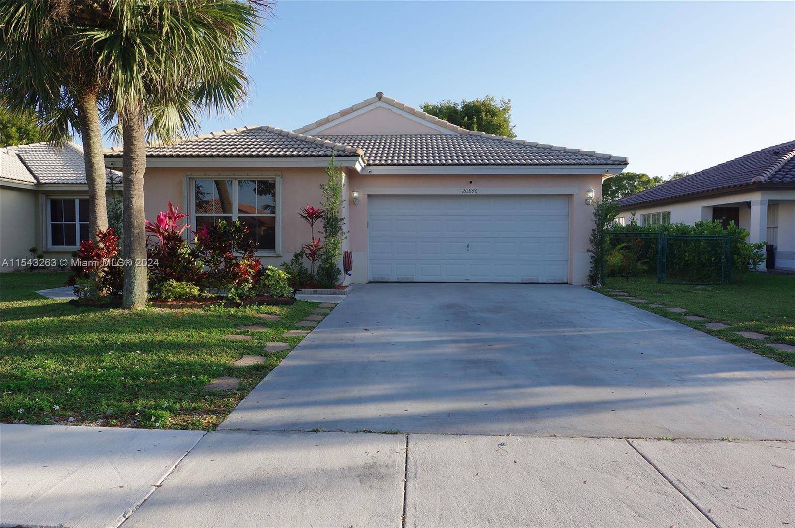 Very nice single family home in West Pembroke Pines in Chapel Trail.