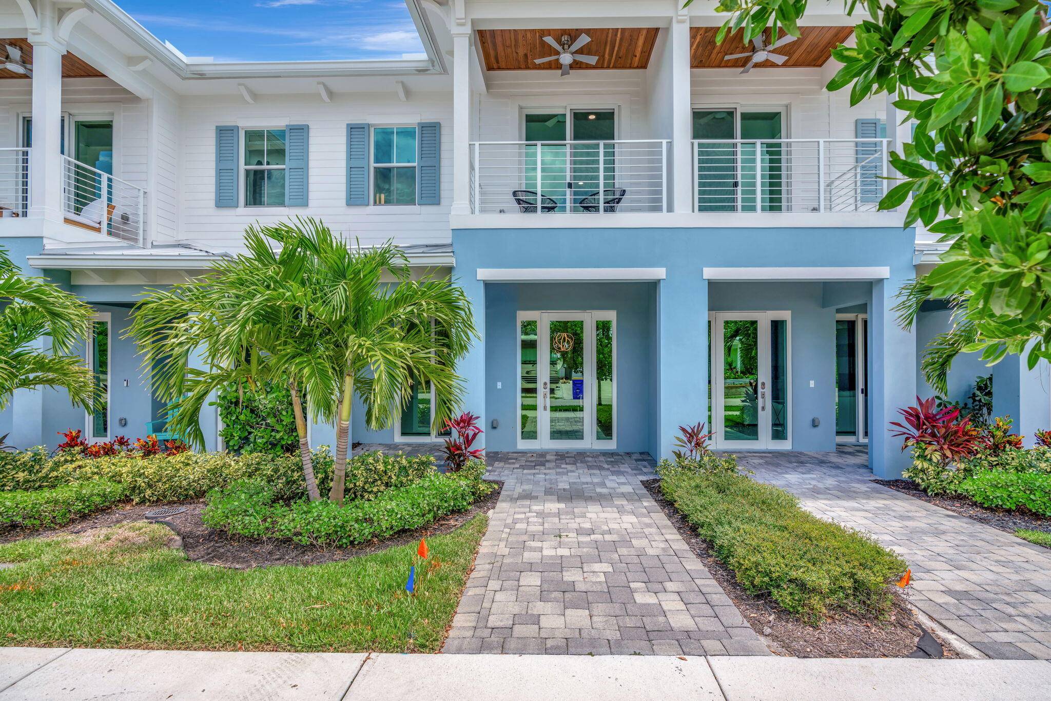 Brand New Luxury Waterfront Townhomes with Private Dock Lift in Stuart, FL Welcome to the ultimate South Florida boating lifestyle where luxury, convenience, and adventure meet.