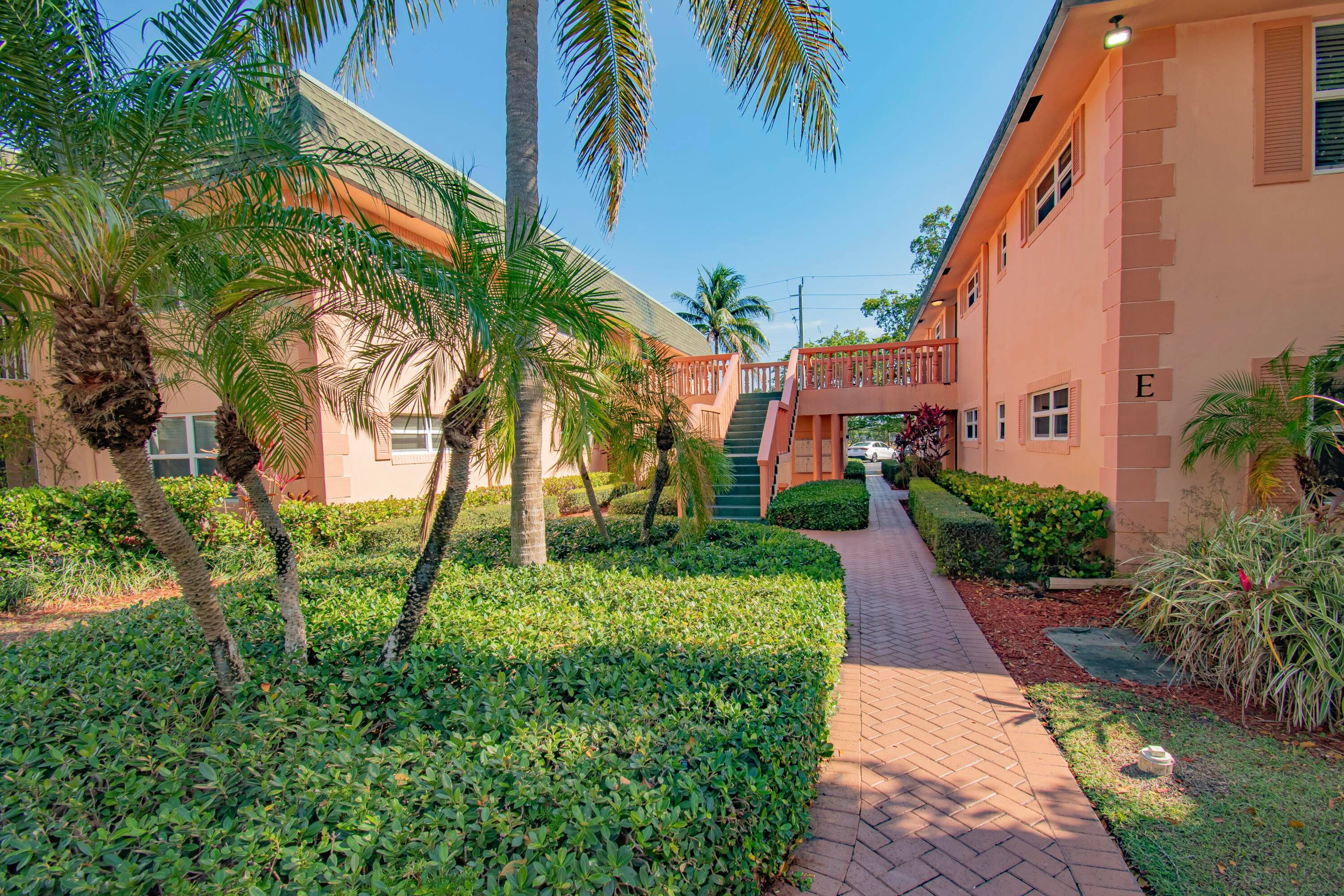 A beautifully renovated 2 bedroom, 2 bathroom second floor corner condo in Deerfield.