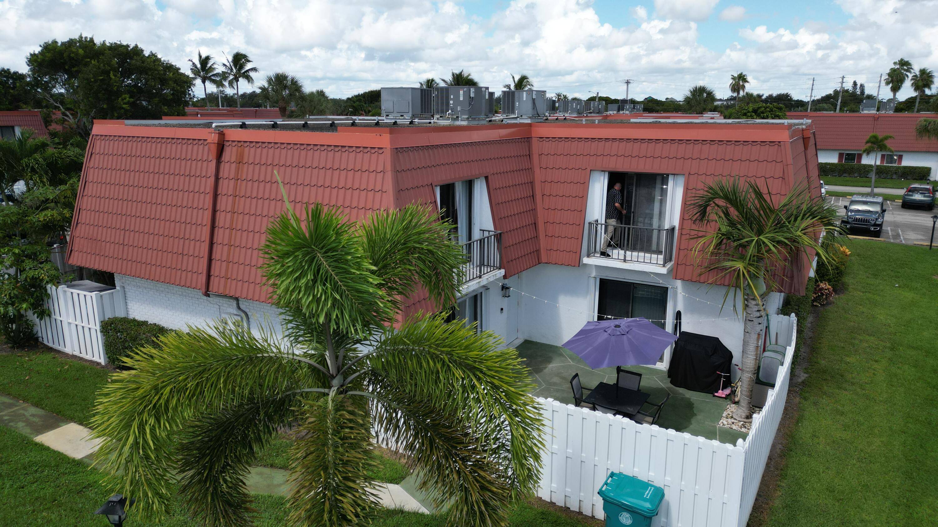 Spacious 2 bedroom 2. 5 bath townhouse in Golf View Harbor with 1650 sq feet under air.