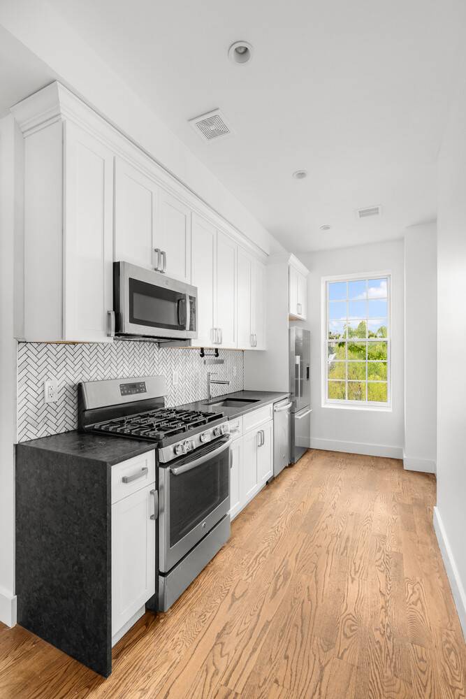 Welcome to Unit 2 at 935 Lafayette Avenue, a beautifully designed 1, 100 sqft home in the heart of vibrant Stuyvesant Heights.