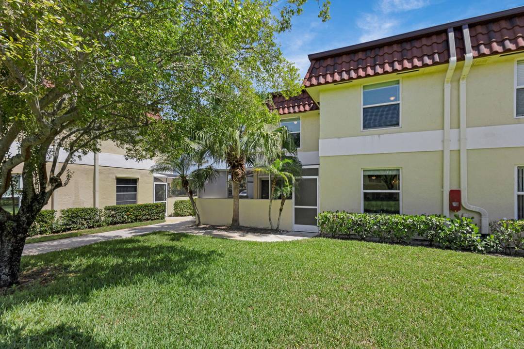 Sensational Location, Short Walk to Beautiful Carlin Park, Endless Beach and Popular Local Restaurants.