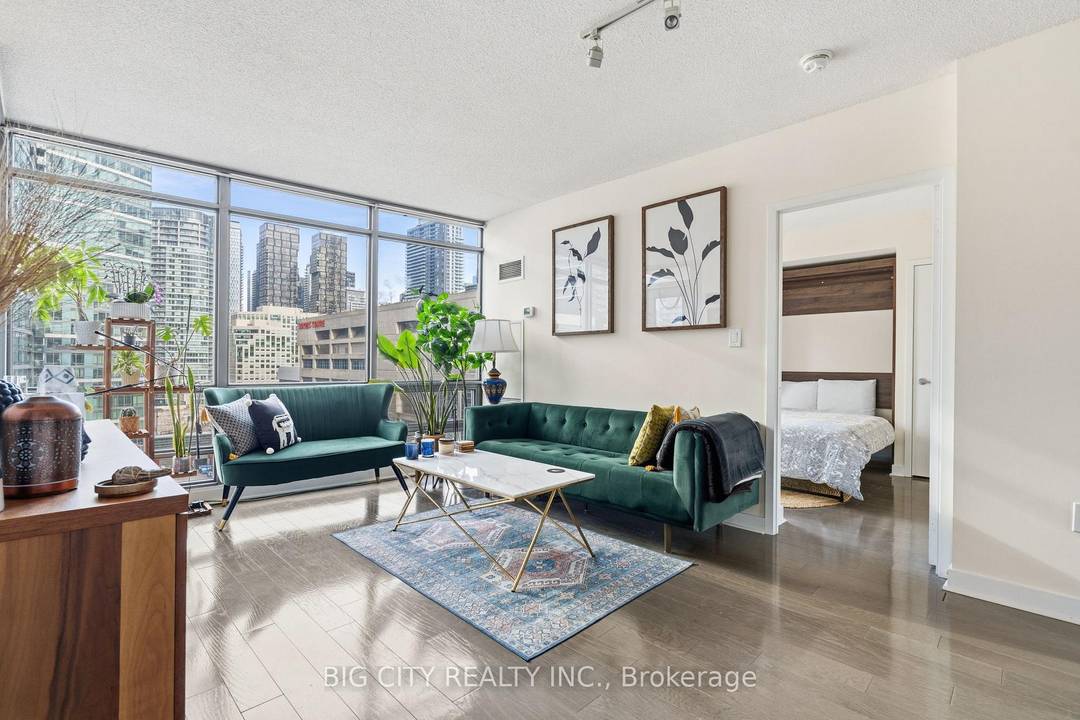 Fully furnished 2 bedroom plus separate den, 2 full bathroom suite at 3 Navy Wharf Court.