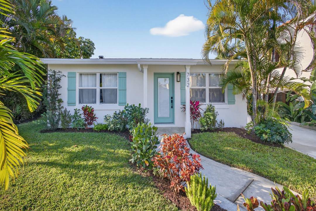 This beautiful fully renovated 3bd 2.