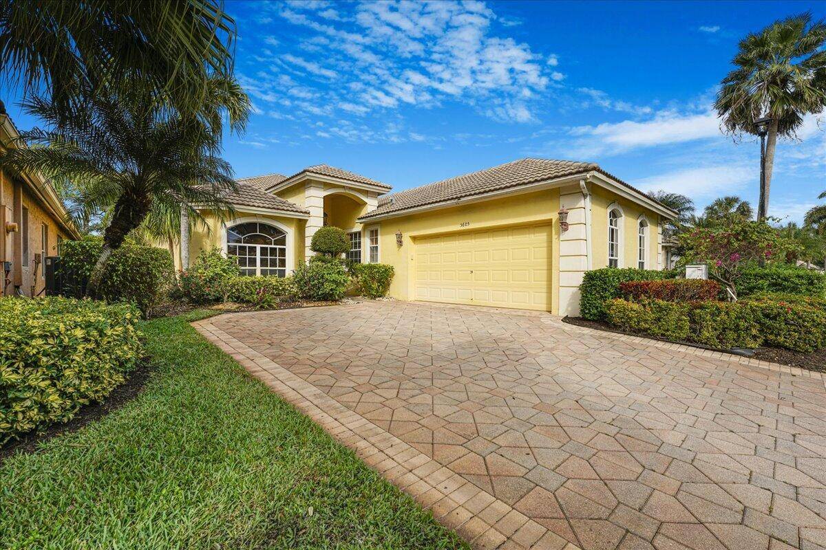 Luxury lakefront living awaits in this beautiful home in the prestigious Oakmont, Two spacious master suites featuring stunning views and vaulted ceilings that create an open and elegant atmosphere, Built ...