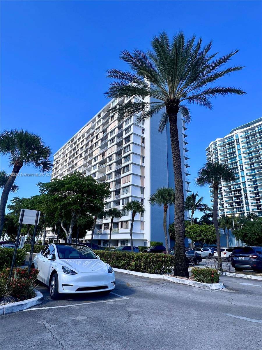Welcome to this beautiful and spacious extra large one bedroom in desirable G line with unobstructed views to the Bay and Miami Skyline.