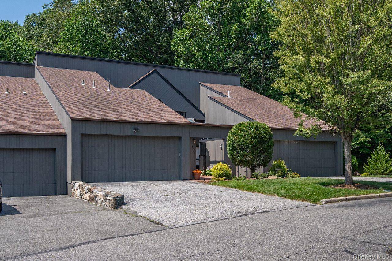Luxury Townhouse with 3 levels located in a lovely quiet cul de sac in the sought after Stone Oaks.