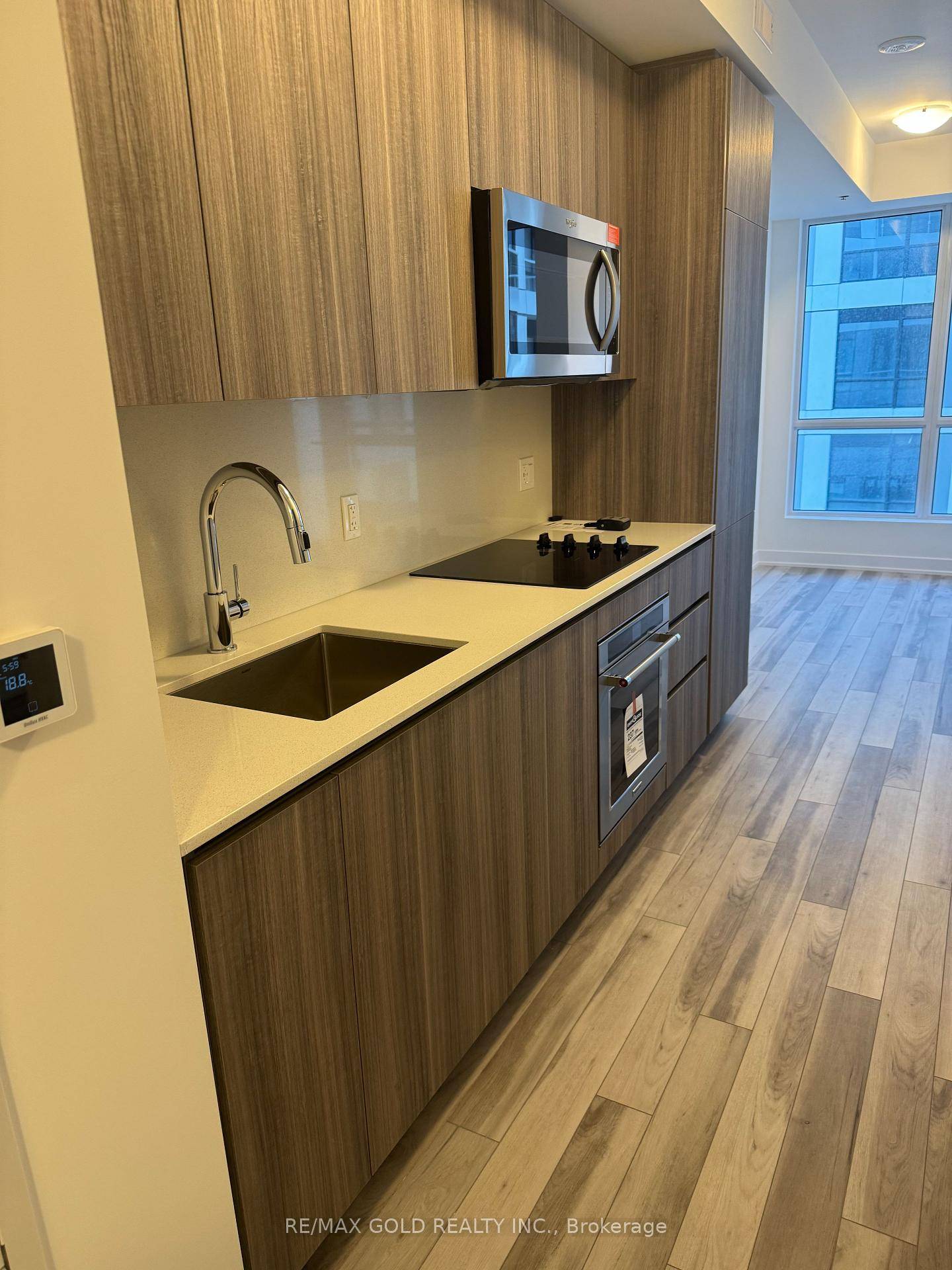 Welcome to this amazing 1 bedroom den suite in a prime lakefront community.