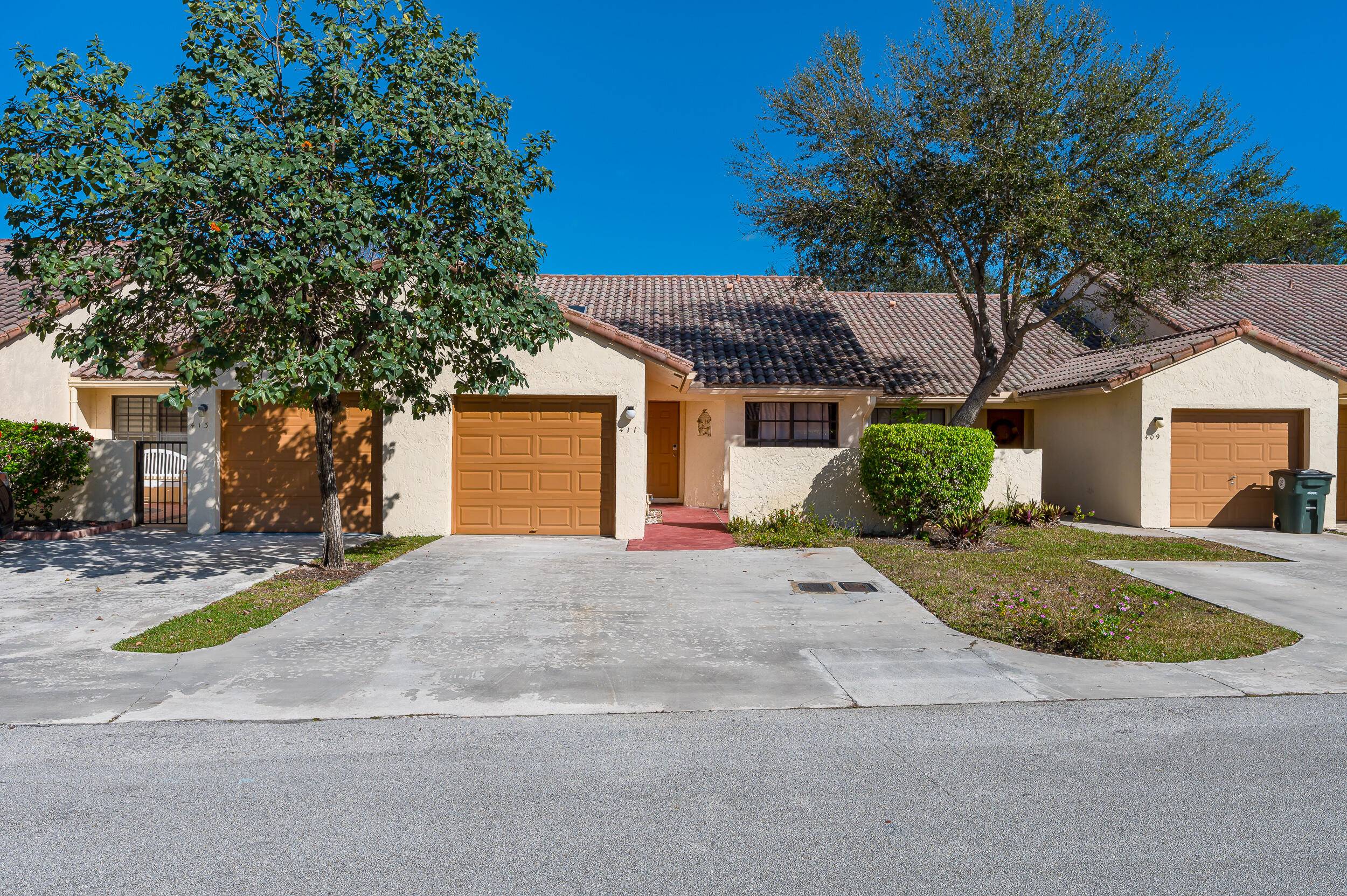 Location Location, great 2 2 1 car garage villa in WIndwood next to FAU, gated community built around a 12 acre lake, walking paths, community offers 2 pools, tennis, car ...