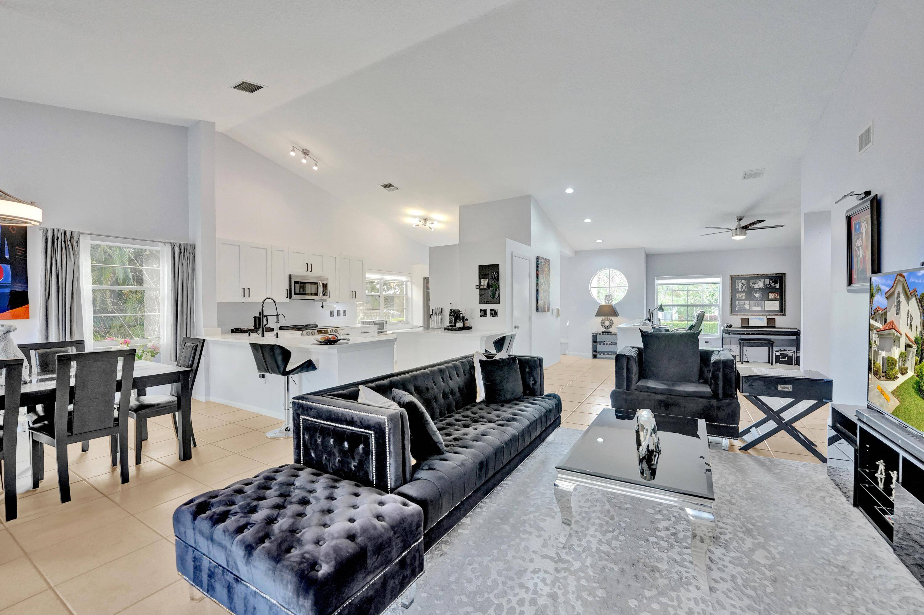 Welcome home to this beautiful, condo in the 55 community of Palm Isles III.