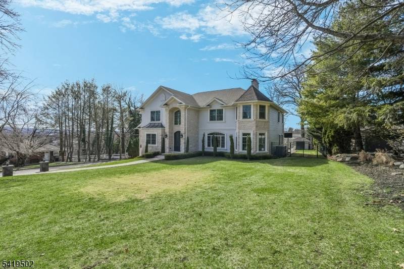 This truly exceptional home is a beautiful synthesis of modern luxury and architectural sophistication, classic elegance, all with a wonderfully comfortable ambiance.