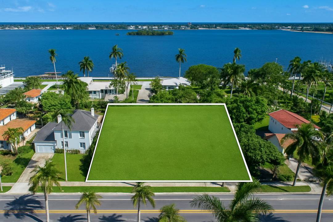 Rare, buildable 12, 056 sqft lot in the heart of the Southland Park section of West Palm Beach.
