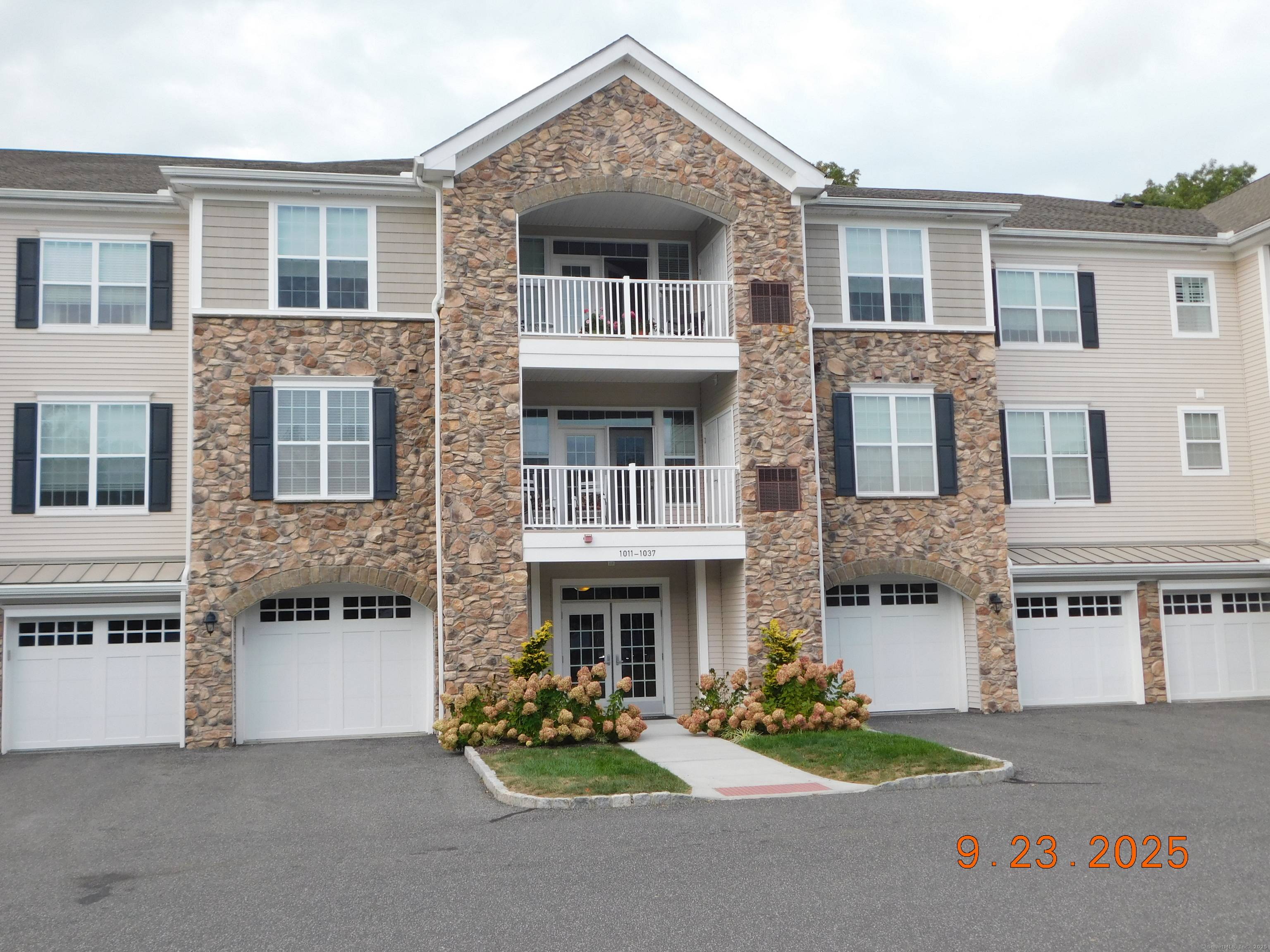 Beautiful sought after active 55 community in Newtown close to I 84, shopping health facilities.