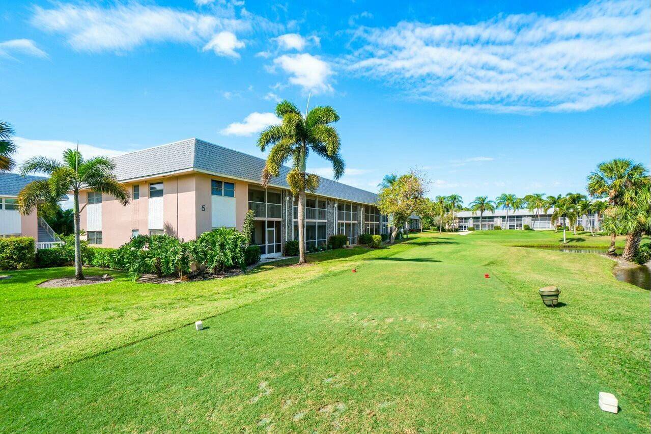 Welcome to Little Club ! Located in picturesque Tequesta this is the perfect 55 community !