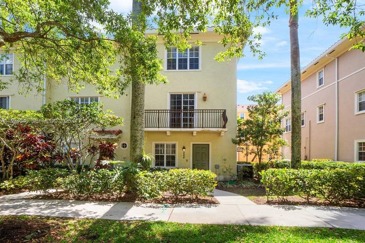 Light and bright corner townhouse in the heart of Abacoa.