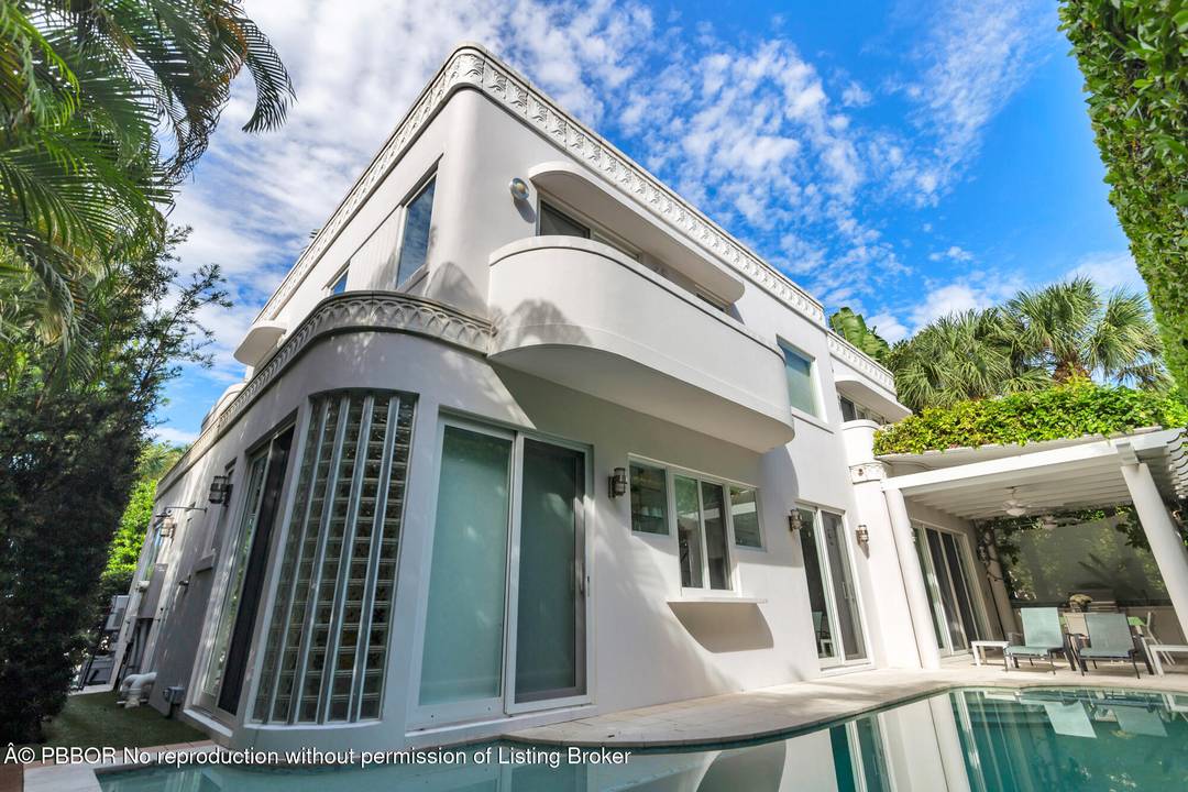 Beautifully designed art deco jewel built in 2013 by Tim Gives and architect, Jaqui Albarran.