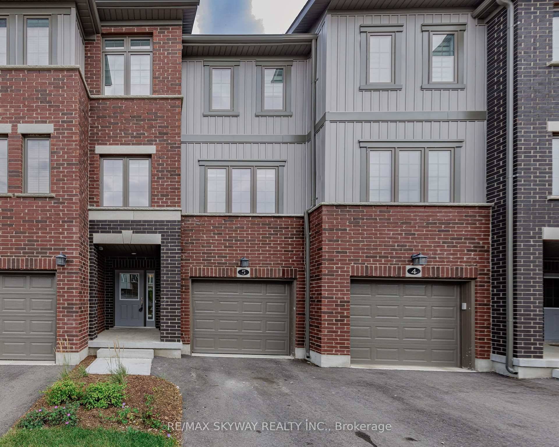 Discover sophisticated living in this stunning townhouse, ideally situated adjacent to the prestigious Kiwanis Park.
