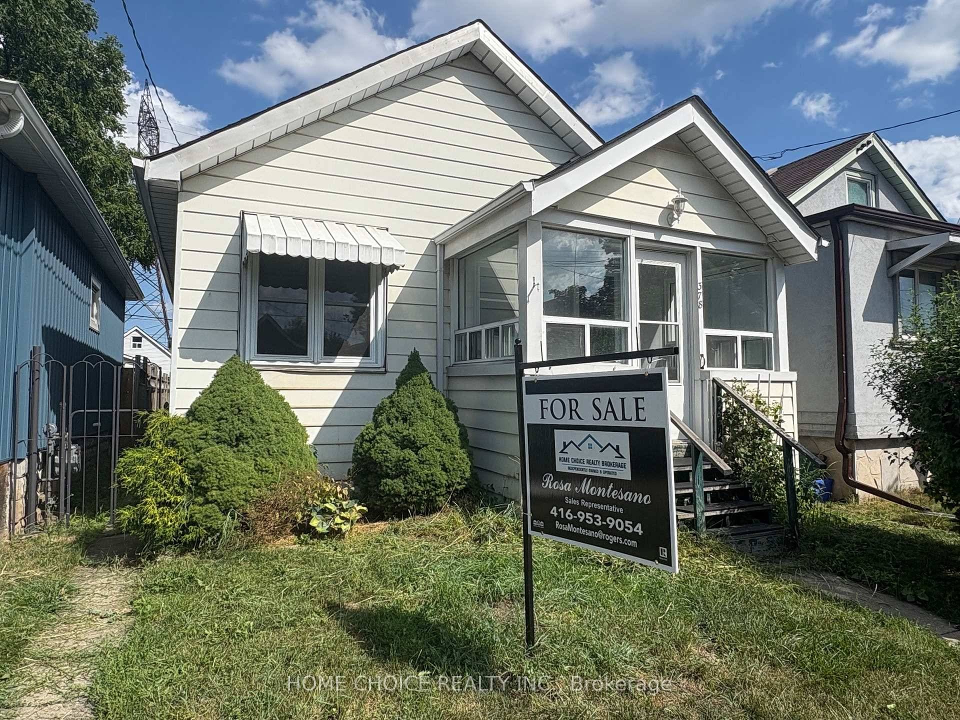 WELL MAINTAINED AND RENOVTED BUNGALOW IN A GREAT FAMILY FRIENDLY NEIGHBOURHOOD.