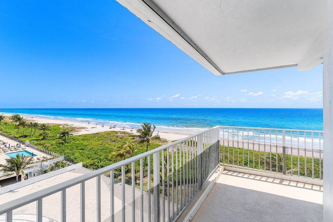 This direct oceanfront unit offers an unparalleled coastal lifestyle.