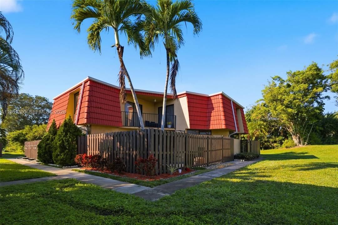 BEST PRICED 2 2 1 2 TOWNHOUSE IN THE HEART OF DESIRABLE BOCA RATON.