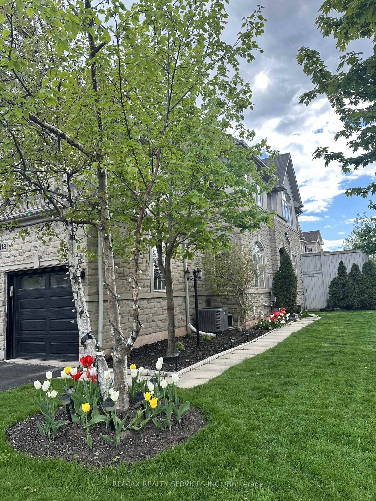 Premium End Unit Extra Windows Extra Bright !