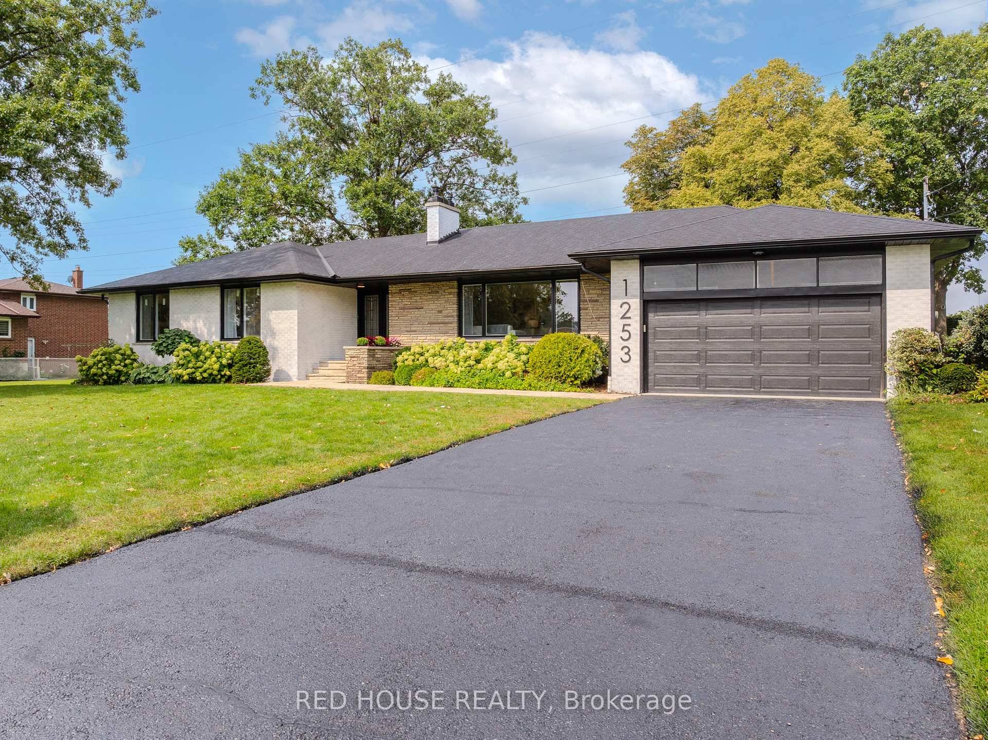 A rare opportunity of for all Builders, Investors, Developers in Mississaugas highly sought after Lakeview community.