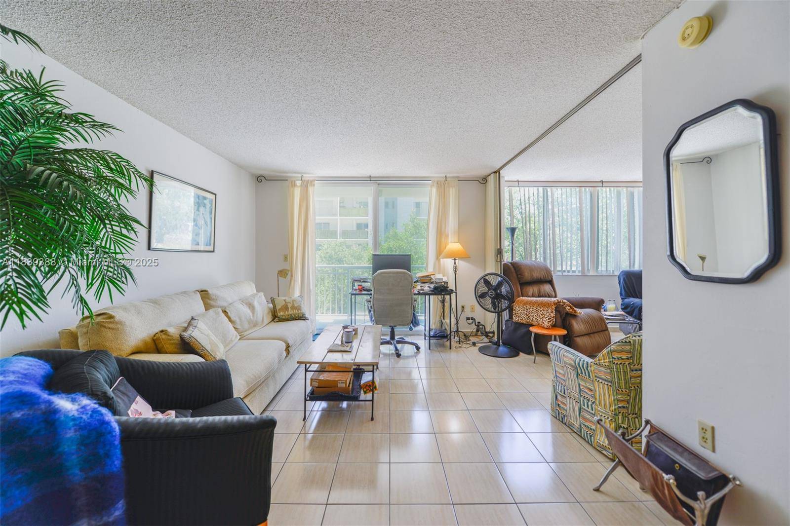 Charming 2 Bedrooms 2 Bathrooms, in Prime South Beach Location Discover the perfect blend of tranquility and convenience in this charming residence located just off vibrant Lincoln Road.