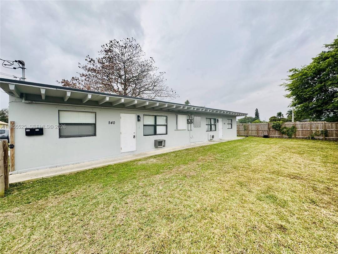 Well maintained legal duplex located in the heart of Homestead.