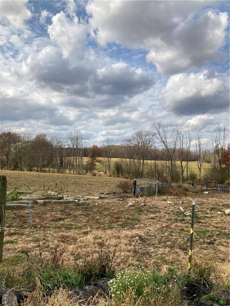 Location Location 43 Acres 10 minutes to Goshen NY.