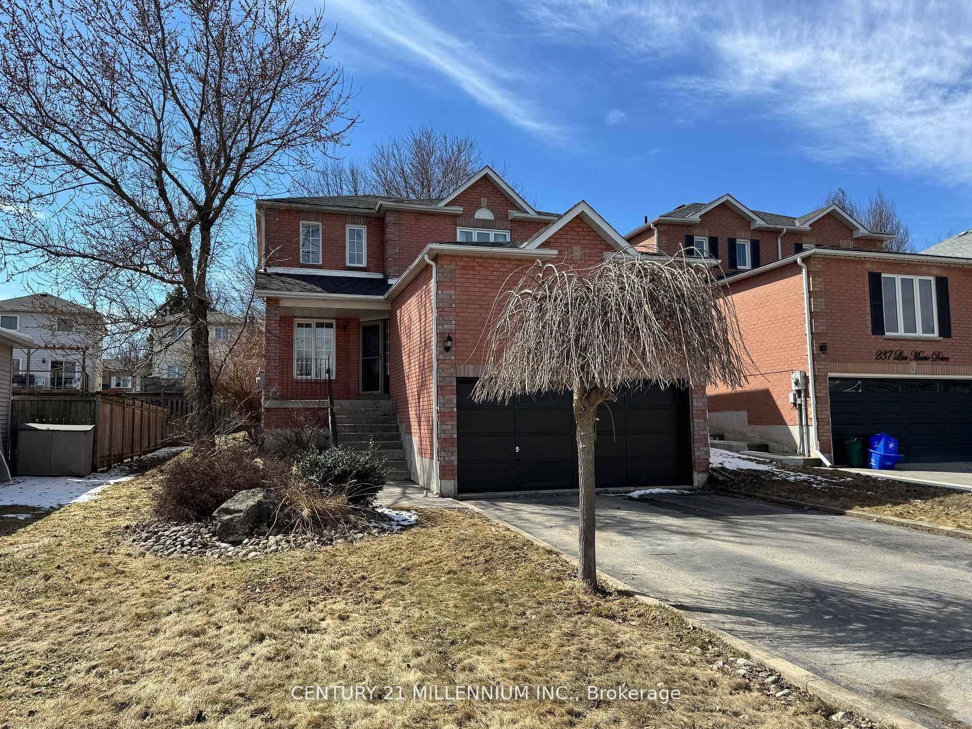 STUNNING FAMILY HOME IN PRIME ORANGEVILLE LOCATION !