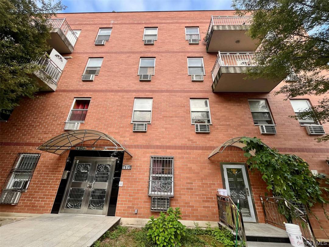 Welcome to the beautiful and convenient elevator condo with a new paint wall and floor.