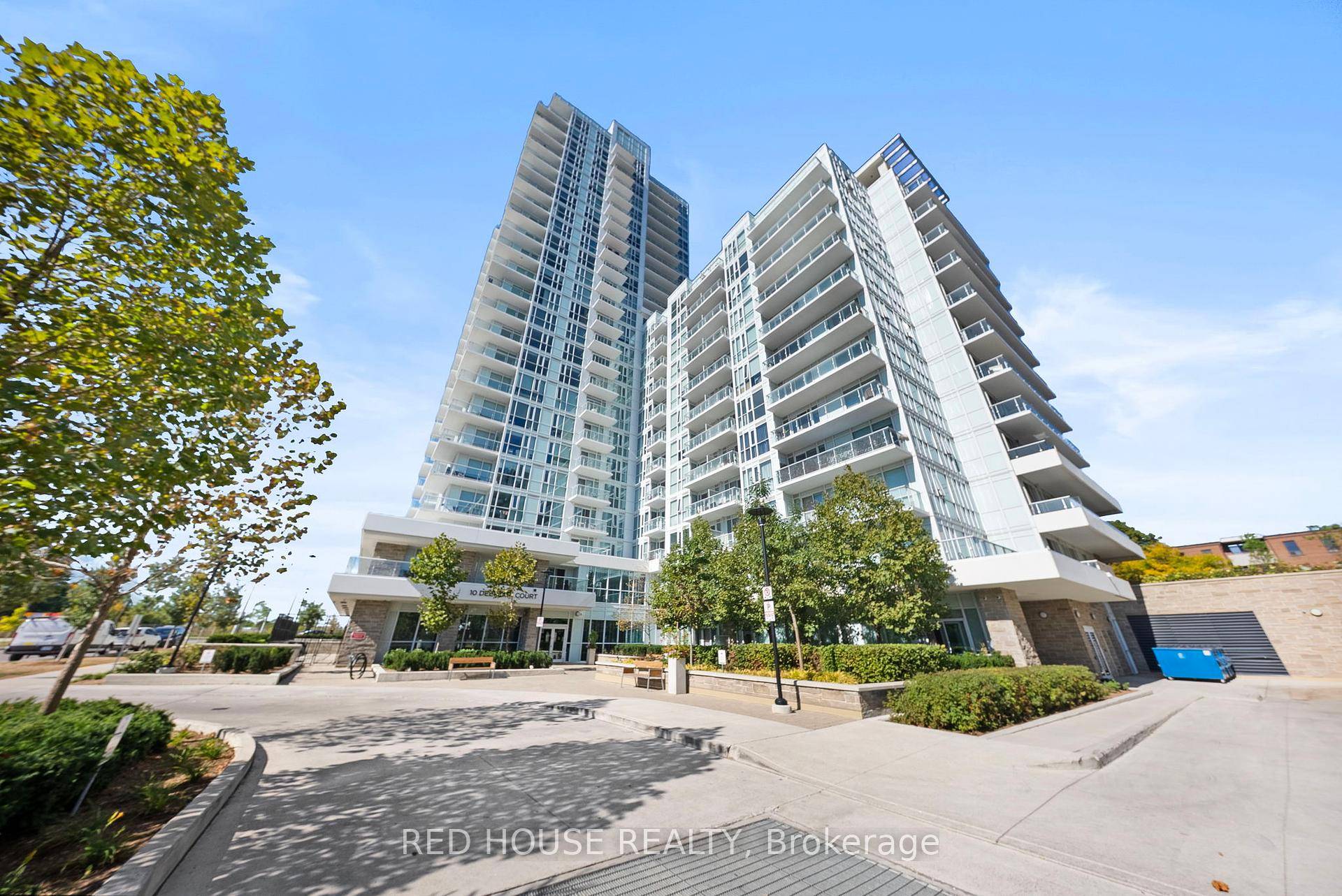 This bright and modern unit features floor to ceiling windows with tall ceilings, filling the space with natural light.