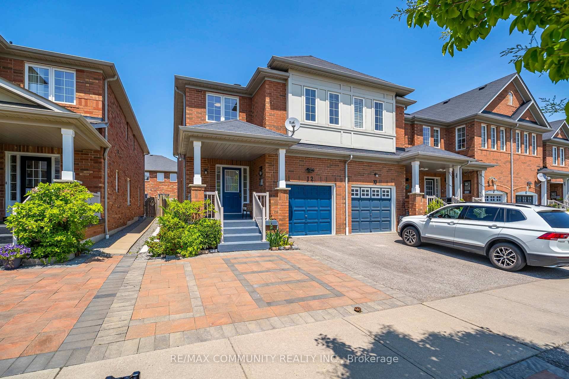 Welcome to this beautifully upgraded freehold end unit townhome offering over 2, 300 sq ft of finished living space in one of South Ajaxs most desirable lakefront communities.